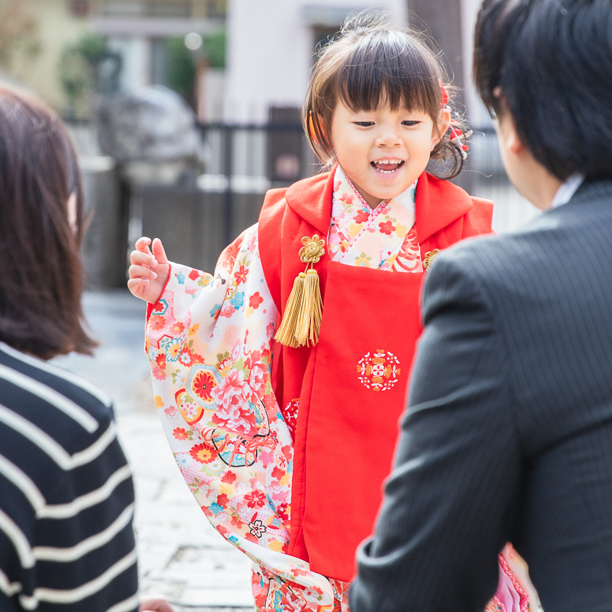 七五三の着物で走る女の子